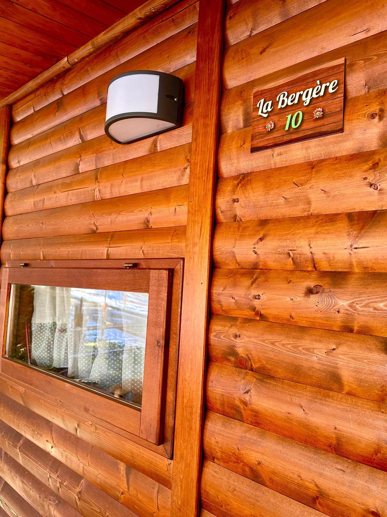 Bijoux Des Alpes - Mont Blanc Village La Salle Rom bilde